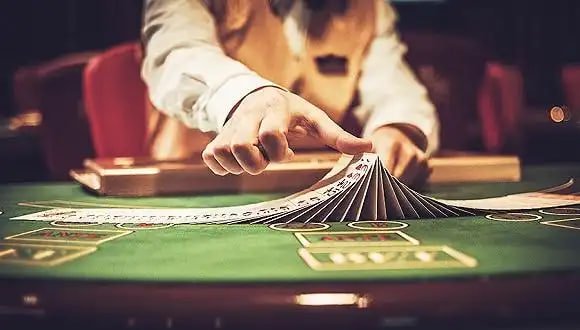 Studio dealer langsung pusat menang dengan meja blackjack, roulette, dan baccarat dengan kamera multi-sudut dan dealer profesional